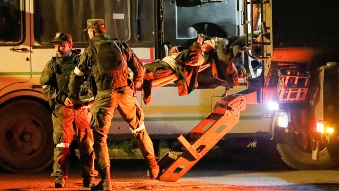 Potret Evakuasi Pasukan Ukraina dari Pabrik Baja Azovstal Mariupol Pasukan Ukraina yang bertahan di pabrik baja Azovstal, Mariupol, dievakuasi. Sebanyak 53 tentara yang terluka dilaporkan di bawa ke RS di kota Novoazovsk.