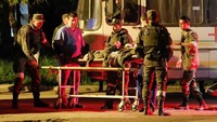 Seorang tentara Ukraina yang terluka diangkut dengan tandu saat tiba di kawasan Novoazovsk usai dievakuasi dari pabrik baja Azovstal, Mariupol, Senin (16/5/2022).