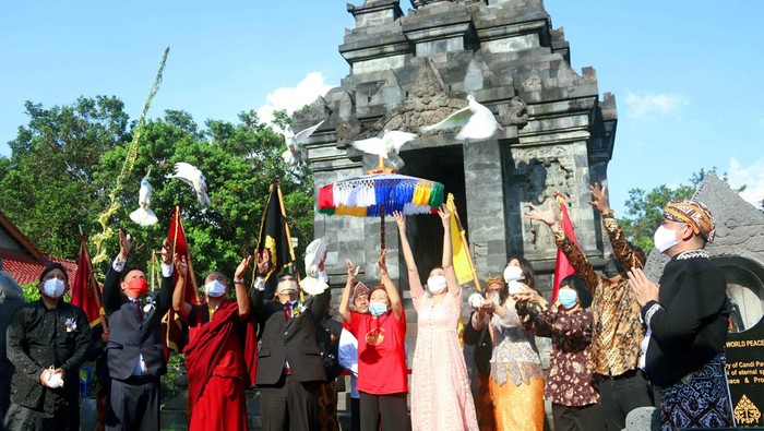 Dalam rangka memperingati Trisuci Waisak, masyarakat dan UMKM ikut mendukung kegiatan sosial, budaya dan keagamaan selama 2 hari di kawasan Candi Pawon, Borobudur, Magelang.