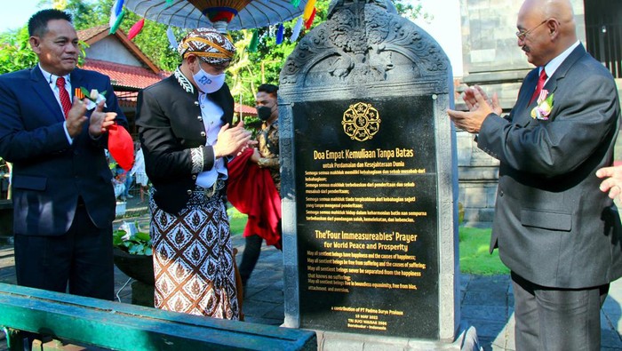 Potret Keseruan di Momen Perayaan Trisuci Waisak Dalam rangka memperingati Trisuci Waisak, masyarakat dan UMKM ikut mendukung kegiatan sosial, budaya dan keagamaan selama 2 hari di kawasan Candi Pawon, Borobudur, Magelang.