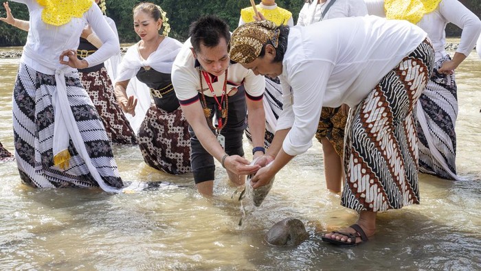 Potret Keseruan di Momen Perayaan Trisuci Waisak Dalam rangka memperingati Trisuci Waisak, masyarakat dan UMKM ikut mendukung kegiatan sosial, budaya dan keagamaan selama 2 hari di kawasan Candi Pawon, Borobudur, Magelang.