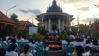 Mereka tampak antusias setelah telah dua tahun lamanya merayakan Waisak secara daring alias dalam jaringan atau online.