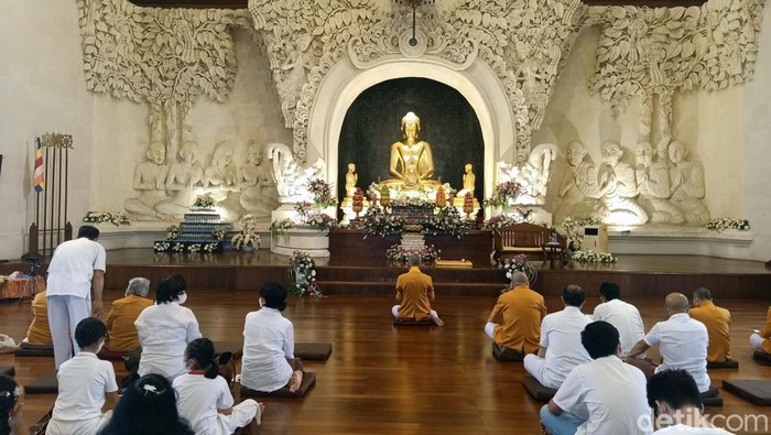Potret Warga Antusias Rayakan Waisak Usai 2 Tahun Digelar Secara Daring Ratusan umat Buddha merayakan Waisak di Vihara Buddha Sakyamuni (VBSM), Denpasar, pada Senin (16/5/2022) sore. Mereka tampak antusias.