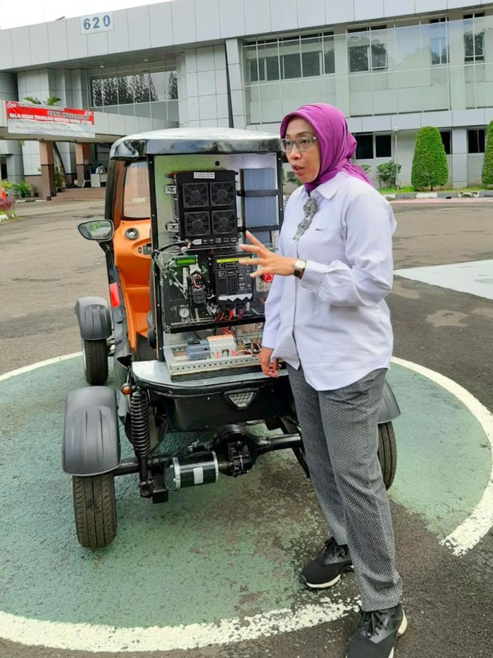 Prof Eniya Listiani Dewi dan temuan sel tunam, mengubah air menjadi bahan bakar hidrogen. (Dok Eniya dari BRIN)
