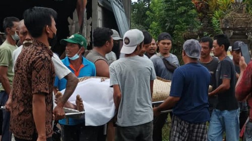 Proses evakuasi jenazah korban bunuh diri di Banjar Kuwum Tegalinggah, Desa Kuwum, Kecamatan Marga, Selasa (17/5/2022).