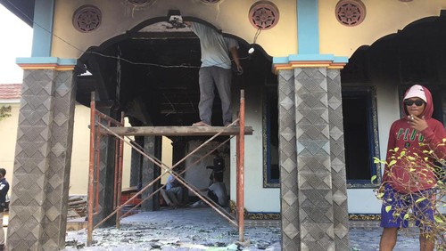 Proses perbaikan rumah warga di Desa Mareje usai insiden pembakaran, Senin (16/5/2022).