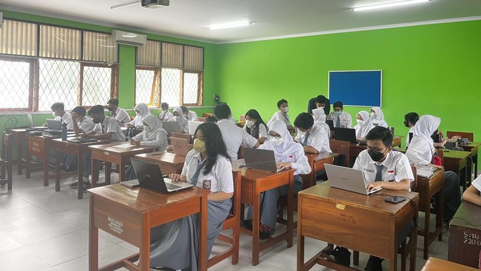 PTM 100 persen di SMA 28 Jakarta PTM 100 persen di SMA 28 Jakarta