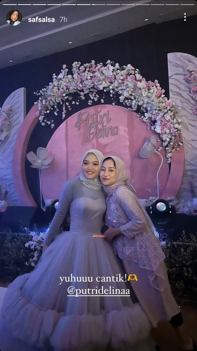 Sesuai dengan gaun yang dikenakannya, dekorasi di ulang tahun Putri itu tampak didominasi warna merah muda, abu-abu, dan putih. Dengan dekorasi dan gaun yang dikenakan, penampilan Putri seperti seorang princess di negeri dongeng. Bagaimana menurutmu? Foto: Instagram