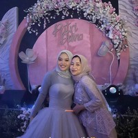 Sesuai dengan gaun yang dikenakannya, dekorasi di ulang tahun Putri itu tampak didominasi warna merah muda, abu-abu, dan putih. Dengan dekorasi dan gaun yang dikenakan, penampilan Putri seperti seorang princess di negeri dongeng. Bagaimana menurutmu? Foto: Instagram