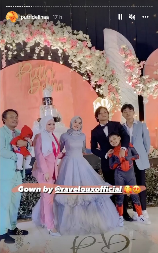Pesta perayaan ulang tahun Putri Delina itu tampak ramai dihadiri para kerabat dan keluarga. Sule, Nathalie Holscher, Rizky Febian dan ketiga adiknya tampak menghadiri acara ulang tahun Putri. Sebagai keluarga, mereka pun tampak berfoto bersama. Foto: Instagram