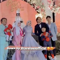 Pesta perayaan ulang tahun Putri Delina itu tampak ramai dihadiri para kerabat dan keluarga. Sule, Nathalie Holscher, Rizky Febian dan ketiga adiknya tampak menghadiri acara ulang tahun Putri. Sebagai keluarga, mereka pun tampak berfoto bersama. Foto: Instagram