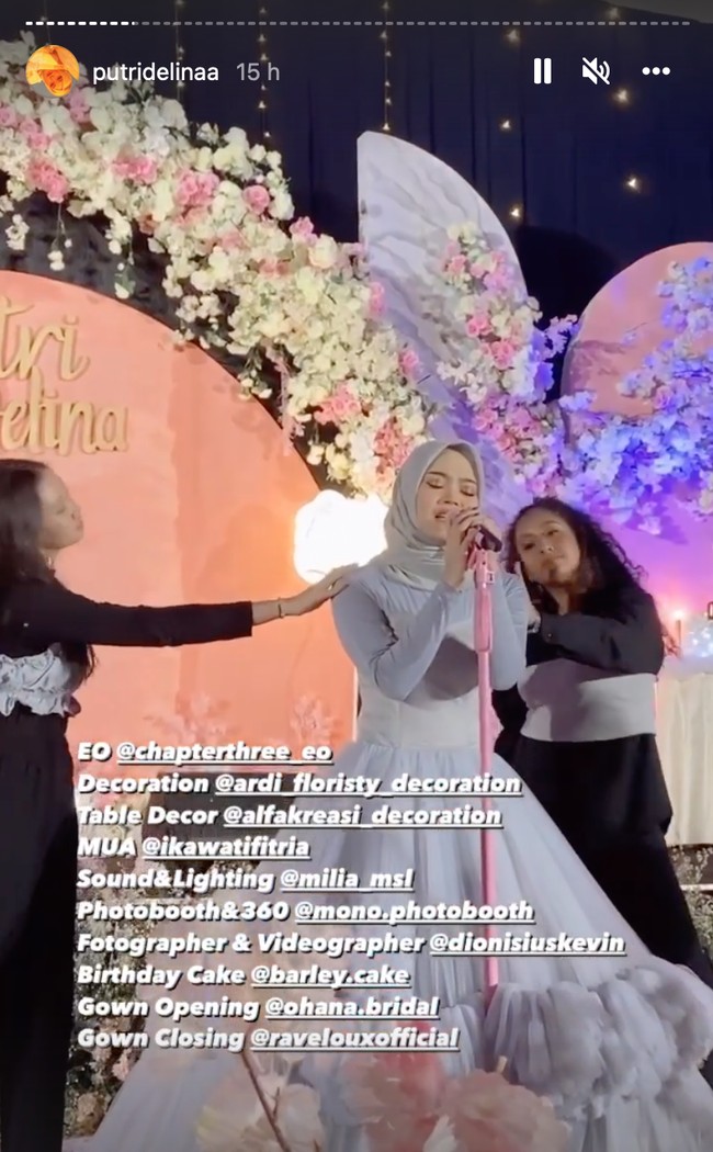 Dress yang berasal dari Raveloux Official itu memiliki aksen ruffle di bagian bawahnya. Sementara bagian atasnya yang berbentuk seperti bustier tanpa lengan dipadukan Delina dengan kaos lengan panjang berwarna abu-abu untuk menutupi tangan dan lengannya. Foto: Instagram