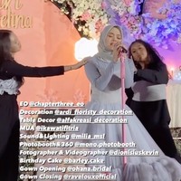 Dress yang berasal dari Raveloux Official itu memiliki aksen ruffle di bagian bawahnya. Sementara bagian atasnya yang berbentuk seperti bustier tanpa lengan dipadukan Delina dengan kaos lengan panjang berwarna abu-abu untuk menutupi tangan dan lengannya. Foto: Instagram