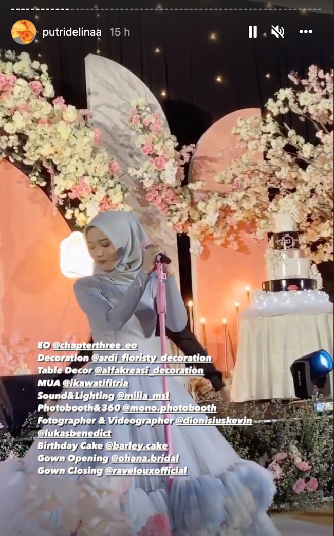 Berbeda dari penampilan pertama yang menggunakan celana panjang, di penampilan kedua Putri Delina tampak lebih anggun dengan dress abu-abu. Bak seorang princess, dress panjang itu tampak semi ball gown. Foto: Instagram