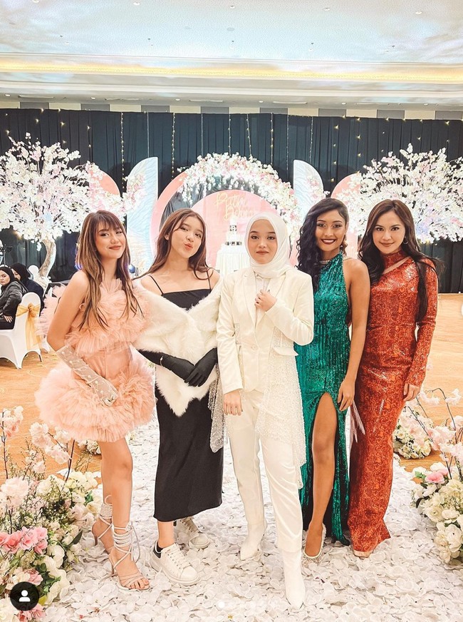 Set blazer putih yang dikenakan oleh Putri itu berasal dari Ohana Bridal. Terlihat atasan blazer yang dikenakan oleh Putri itu dipadukan dengan kain transparan yang memiliki aksen bling-bling yang membuat penampilannya terlihat semakin elegan. Foto: Instagram