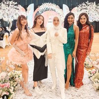 Set blazer putih yang dikenakan oleh Putri itu berasal dari Ohana Bridal. Terlihat atasan blazer yang dikenakan oleh Putri itu dipadukan dengan kain transparan yang memiliki aksen bling-bling yang membuat penampilannya terlihat semakin elegan. Foto: Instagram