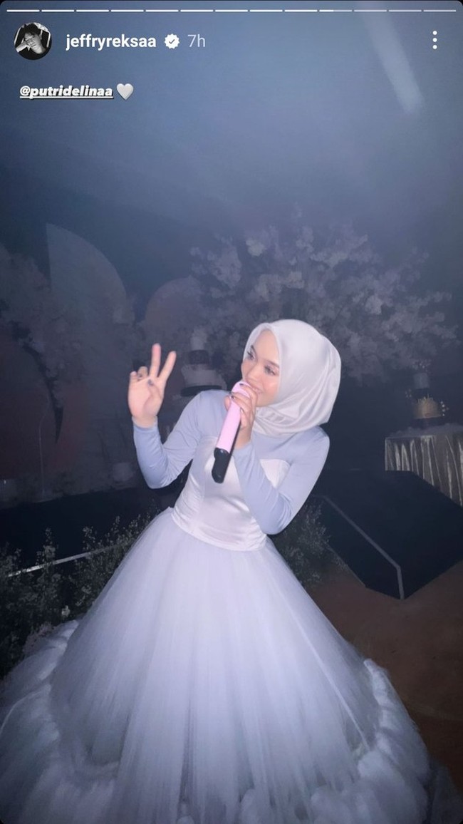 Dalam acara ulang perayaan ulang tahunnya itu Putri Delina tampak beberapa kali memamerkan suara merdunya dengan bernyanyi. Seperti dalam foto yang satu ini, Putri tampak sedang bernyanyi. Foto: Instagram