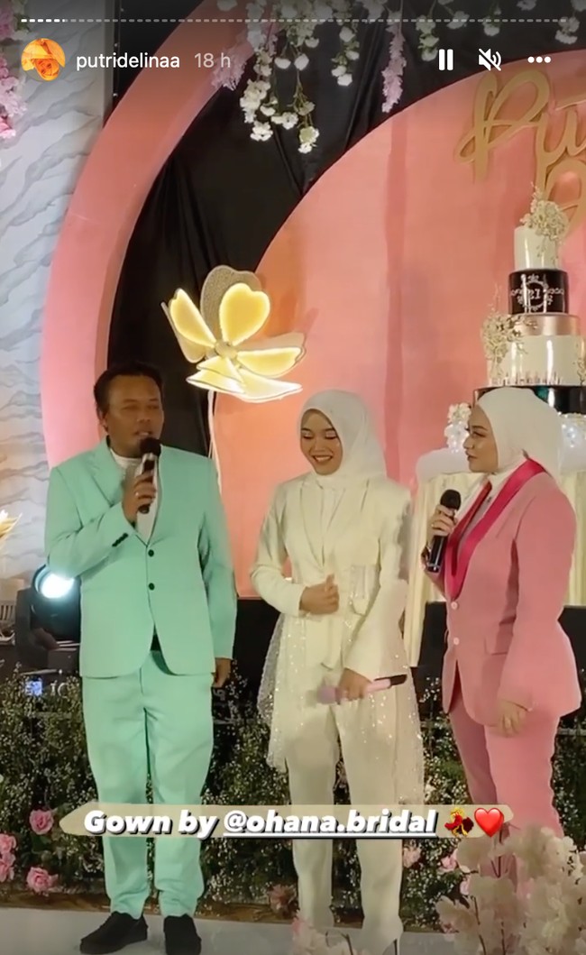 Di pesta kostum peringatan ulang tahunnya, Putri Delina tampak mengenakan 2 outfit yang berbeda. Untuk pembuka, Putri Delina memilih outfit serba putih. Mulai dari hijab hingga sepatunya tampak berwarna putih. Foto: Instagram