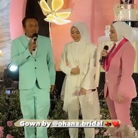 Di pesta kostum peringatan ulang tahunnya, Putri Delina tampak mengenakan 2 outfit yang berbeda. Untuk pembuka, Putri Delina memilih outfit serba putih. Mulai dari hijab hingga sepatunya tampak berwarna putih. Foto: Instagram