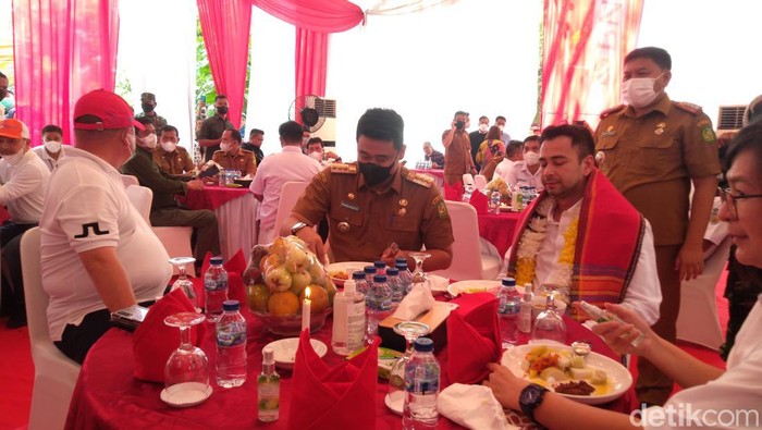 Raffi Ahmad dan Bobby Nasution makan lontong Medan bareng di Medan Zoo.