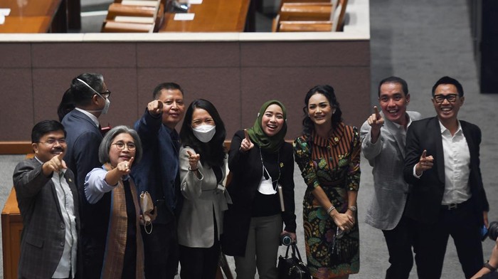 Anggota DPR RI saling berjabat tangan usai mengikuti Rapat Paripurna DPR di Kompleks Parlemen, Senayan, Jakarta (17/5/2022). Rapat paripurna tersebut sebagai pembukaan masa persidangan V tahun sidang 2021-2022. ANTARA FOTO/Hafidz Mubarak A/YU