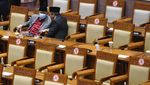 Foto-foto Sidang Paripurna DPR yang Hanya Dihadiri 76 Orang Fisik
