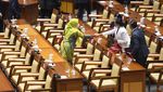 Foto-foto Sidang Paripurna DPR yang Hanya Dihadiri 76 Orang Fisik