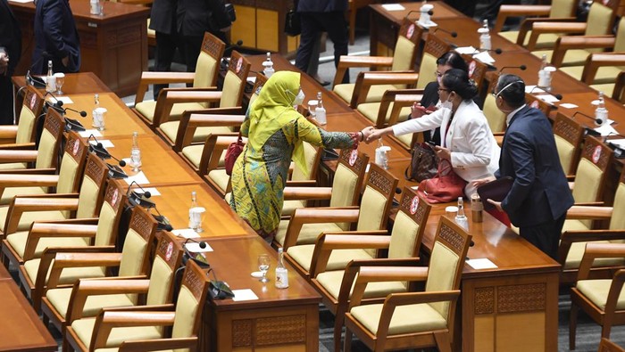 Anggota DPR RI saling berjabat tangan usai mengikuti Rapat Paripurna DPR di Kompleks Parlemen, Senayan, Jakarta (17/5/2022). Rapat paripurna tersebut sebagai pembukaan masa persidangan V tahun sidang 2021-2022. ANTARA FOTO/Hafidz Mubarak A/YU