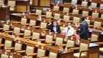 Foto-foto Sidang Paripurna DPR yang Hanya Dihadiri 76 Orang Fisik