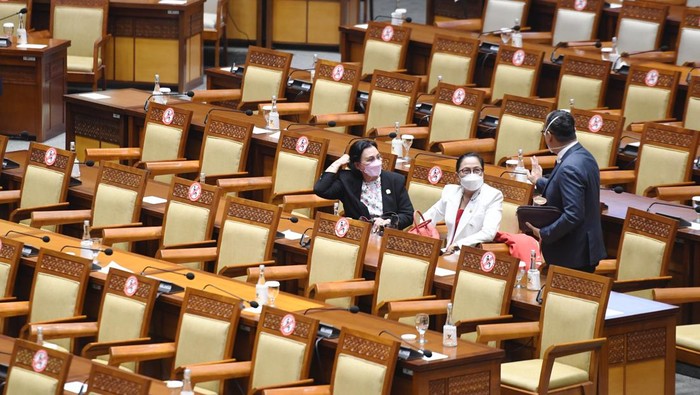 RAPAT PARIPURNA PEMBUKAAN MASA SIDANG Anggota DPR RI saling berjabat tangan usai mengikuti Rapat Paripurna DPR di Kompleks Parlemen, Senayan, Jakarta (17/5/2022). Rapat paripurna tersebut sebagai pembukaan masa persidangan V tahun sidang 2021-2022. ANTARA FOTO/Hafidz Mubarak A/YU