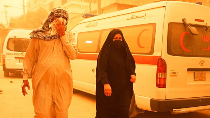 People with breathing problems are treated at a hospital during a sandstorm in Baghdad, Iraq, Monday, May 16, 2022. (AP Photo/Hadi Mizban)