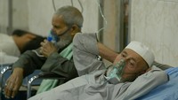 Orang dengan masalah pernapasan dirawat di rumah sakit saat badai pasir hebat terjadi di Baghdad, Irak.