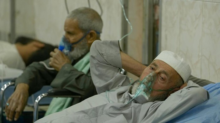 Ratusan Warga Irak Kesulitan Bernapas hingga Dibawa ke RS Akibat Badai Pasir People with breathing problems are treated at a hospital during a sandstorm in Baghdad, Iraq, Monday, May 16, 2022. (AP Photo/Hadi Mizban)