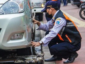 Razia Parkir Liar, Dishub Jakpus Derek 8 Mobil dan Angkut 8 Motor