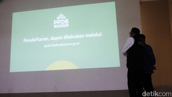 Ridwan Kamil Buka PPDB Jabar 2022 Gubernur Jabar Ridwan Kamil melakukan pembukaan PPDB 2022 di SMKN 2 Bandung, Selasa (17/5/2022).
