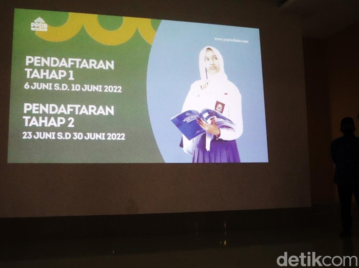 Gubernur Jabar Ridwan Kamil melakukan pembukaan PPDB 2022 di SMKN 2 Bandung, Selasa (17/5/2022).