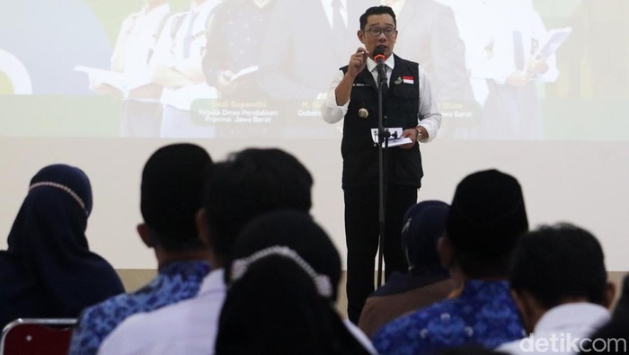 Gubernur Jabar Ridwan Kamil melakukan pembukaan PPDB 2022 di SMKN 2 Bandung, Selasa (17/5/2022).