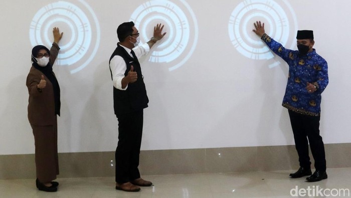 Ridwan Kamil Buka PPDB Jabar 2022 Gubernur Jabar Ridwan Kamil melakukan pembukaan PPDB 2022 di SMKN 2 Bandung, Selasa (17/5/2022).