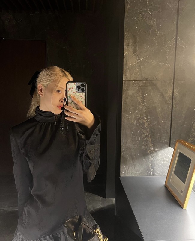 Tanpa disadari penggemar, Rose BLACKPINK sudah membocorkan rambut barunya lewat postingan Instagram bulan ini. Foto: dok. Instagram @roses_are_rosie