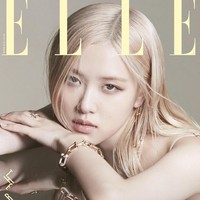 “Setelah memikirkannya dengan keras, aku memotong rambutnya dengan tangan yang gemetar. Ini rambut pendek pertamanya sejak debut. Cantik sekali. Aku hampir gila, karena sangat ingin membagikan fotonya hahaha,” tulis penata rambut Rose BLACKPINK yang mengunggah fotonya di akun Instagram @chachasaem. Foto: dok. Instagram @roses_are_rosie