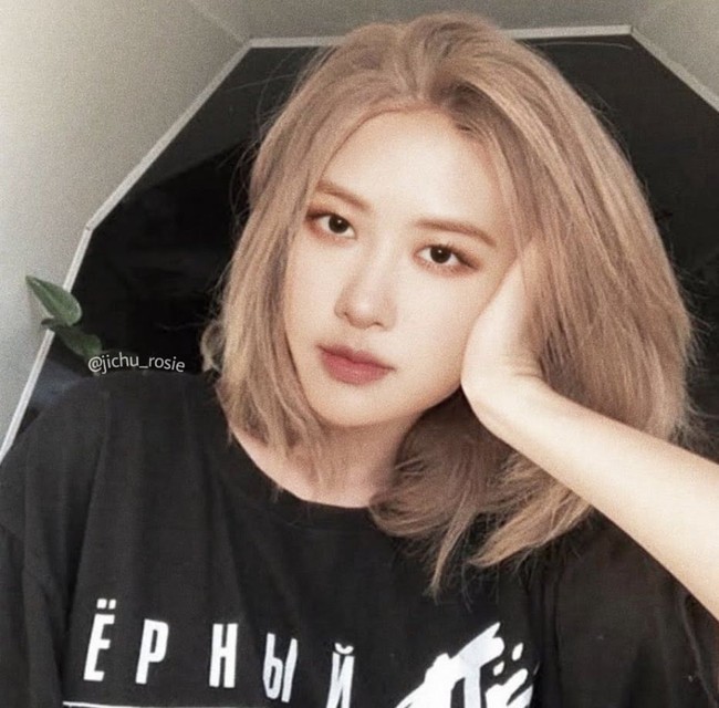 Penggemar pun berandai-andai bagaimana penampilan Rose BLACKPINK bila memotong rambutnya. Tak sedikit yang mengedit fotonya dengan rambut pendek. Foto: dok. Twitter