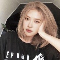 Penggemar pun berandai-andai bagaimana penampilan Rose BLACKPINK bila memotong rambutnya. Tak sedikit yang mengedit fotonya dengan rambut pendek. Foto: dok. Twitter