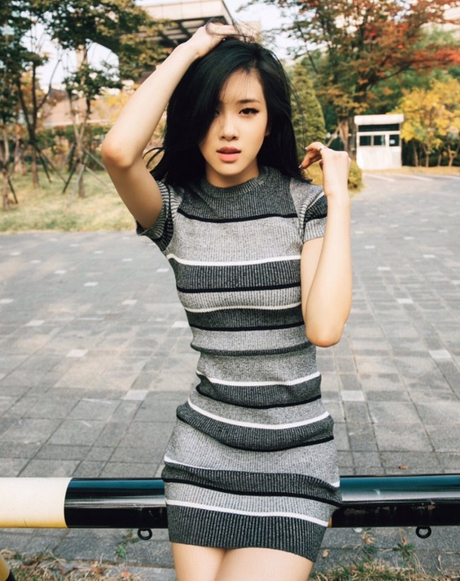 Rose BLACKPINK selama ini mempertahankan rambut panjangnya. Saat dikenalkan pada publik, idol KPop yang besar di Australia itu memukau penggemar dengan rambut aslinya yang berwarna hitam. Foto: dok. YG Entertainment