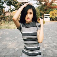 Rose BLACKPINK selama ini mempertahankan rambut panjangnya. Saat dikenalkan pada publik, idol KPop yang besar di Australia itu memukau penggemar dengan rambut aslinya yang berwarna hitam. Foto: dok. YG Entertainment