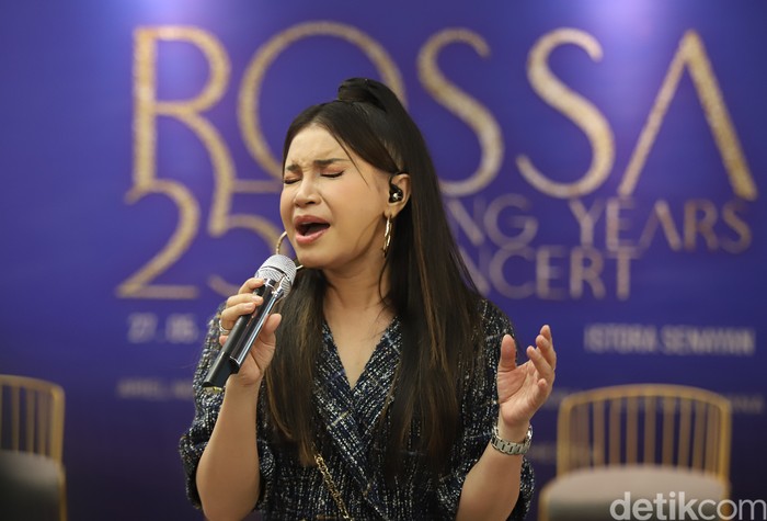 Rossa Rossa saat hadir konferensi pers Konser 25 Tahun Berkarya di Jakarta, Selasa (17/5/2022).