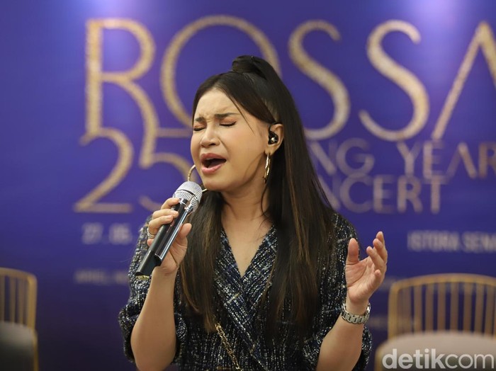 Rossa saat hadir konferensi pers Konser 25 Tahun Berkarya di Jakarta, Selasa (17/5/2022).