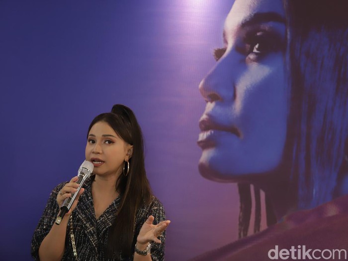 Rossa saat hadir konferensi pers Konser 25 Tahun Berkarya di Jakarta, Selasa (17/5/2022).