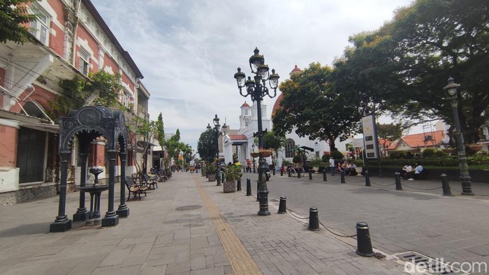 Ruas jalan di Kota Lama Semarang kini bebas kabel udara