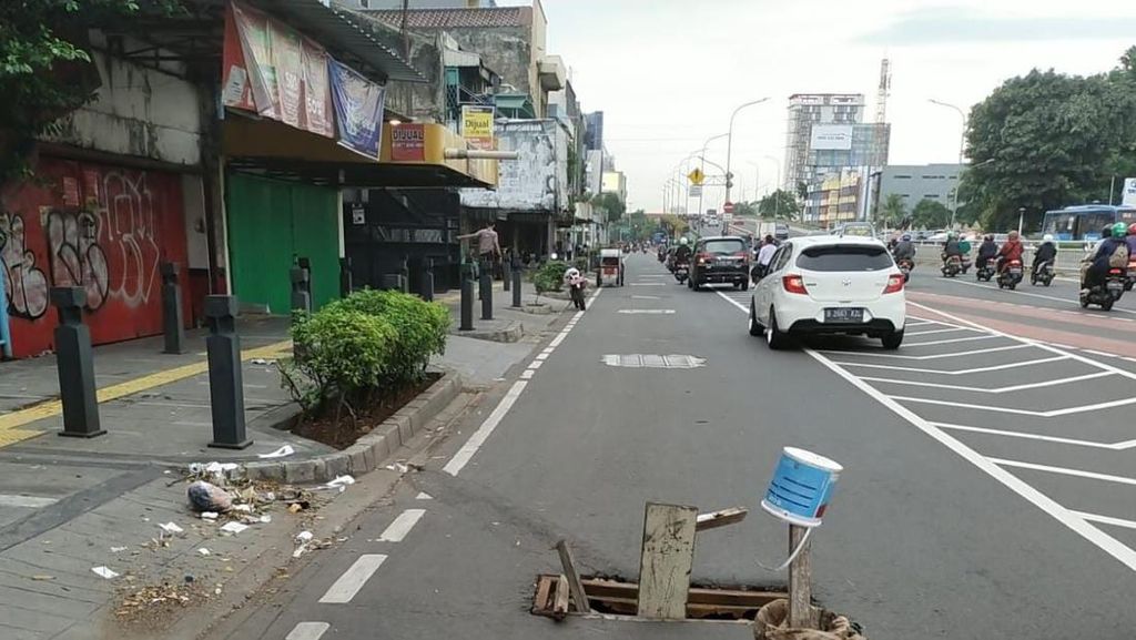 Penutup Saluran Air di Jalan Kramat Jakpus Hilang, Diduga Dicuri