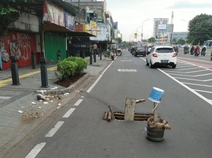 Penutup Saluran Air di Jalan Kramat Jakpus Hilang, Diduga Dicuri